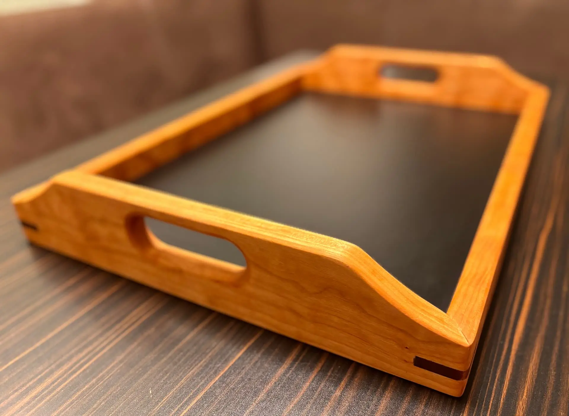 Tablett mit schwarzem Boden